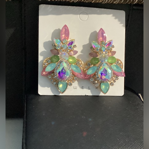 -🌸Iridescent Light Pastel Colored GoldTone Crystal Drop Post back Earrings - Picture 5 of 16